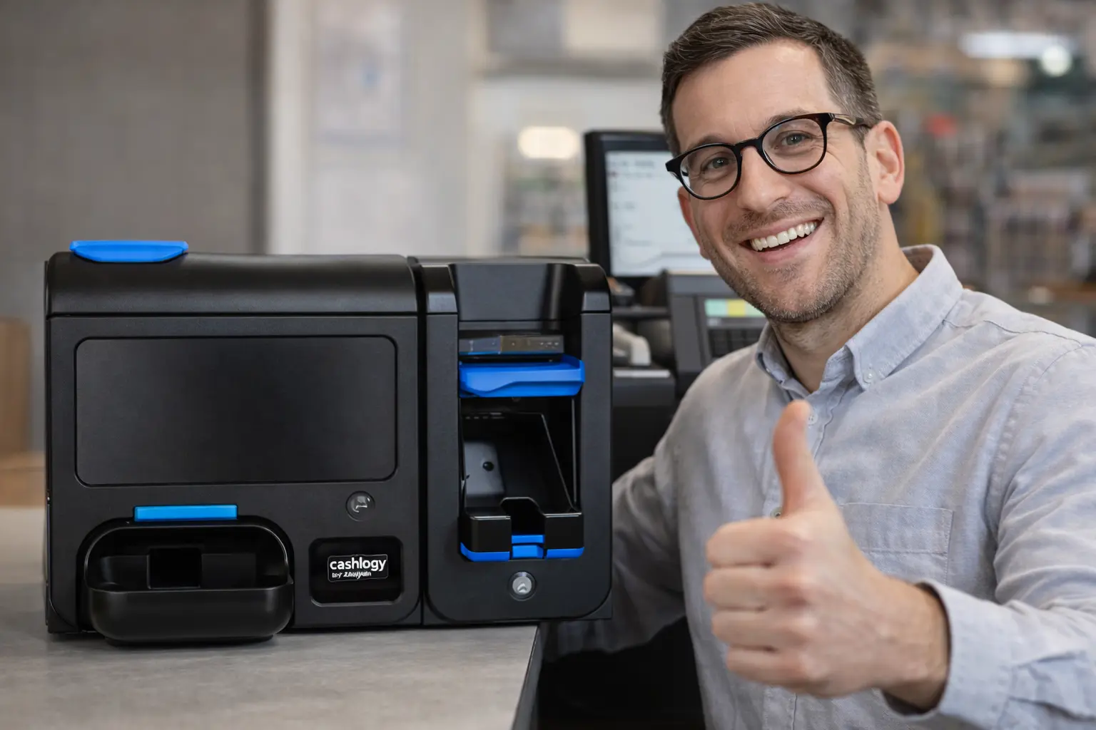 Profesional junto a sistema automatizado de gestión de efectivo evaluando su implantación en el negocio