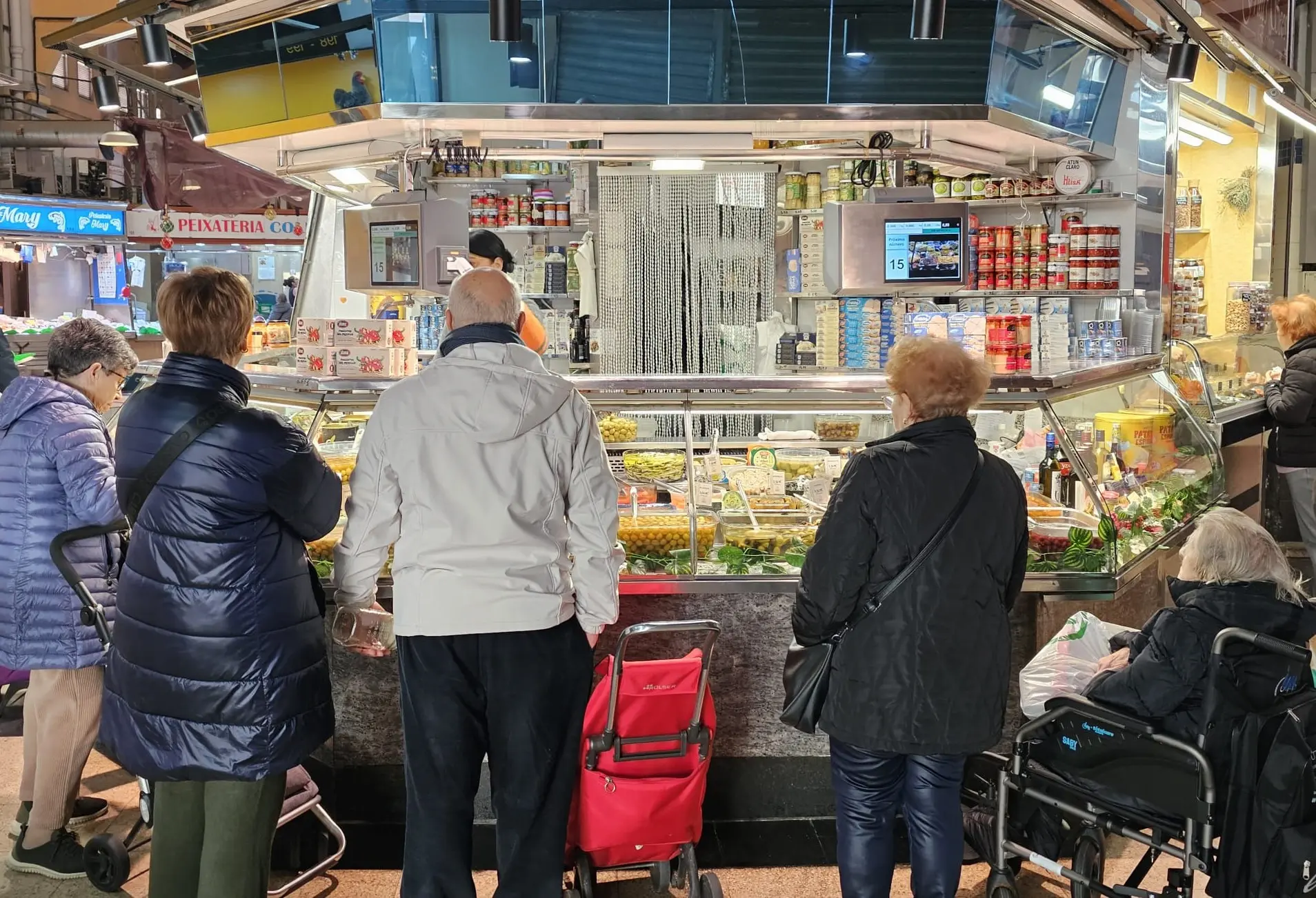 Mostrador de LaPaCa en el Mercat de Collblanc con balanza DIGI integrada y atención a clientes