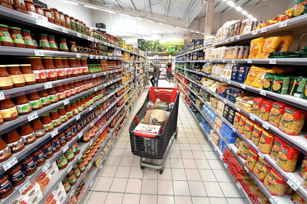 Carrito de la compra en un supermercado europeo en contexto de transformación estratégica del sector retail