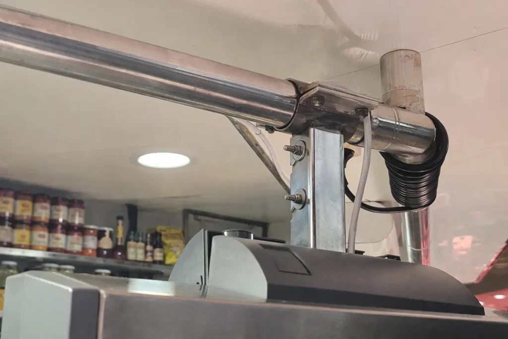 Detalle de herraje técnico en instalación profesional de balanza DIGI en proyecto La Paca