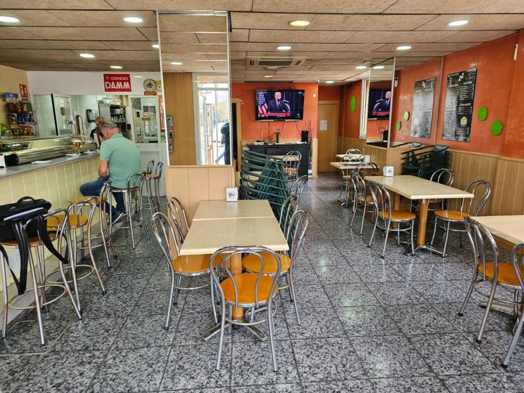 Interior del Bar Puzzle en Vilanova i la Geltrú, bar de barrio del Garraf gestionado por Patrizio Volpe