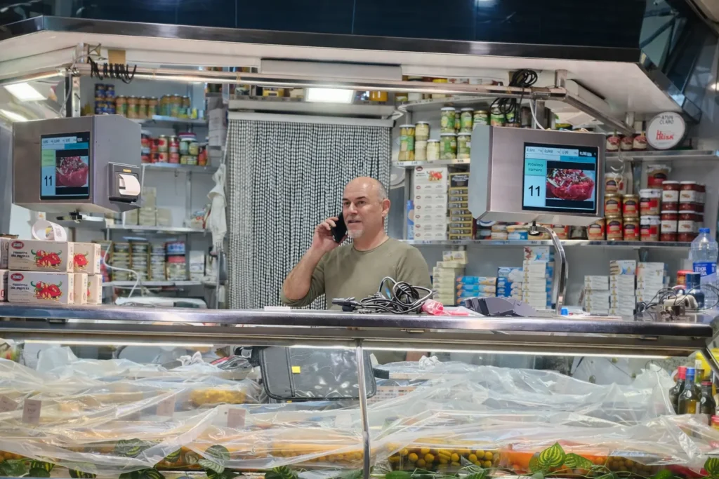 José María Muñoz durante la implantación de balanzas DIGI en La Paca, instalación profesional en campo