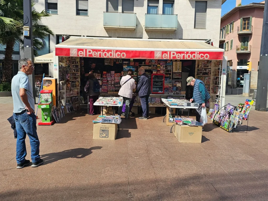 Kiosco Quim atendiendo clientes en L’Hospitalet, punto de servicio con recargas, prensa y servicios digitales integrados en TPV