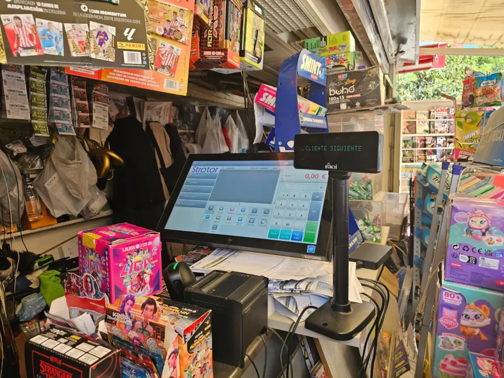 Interior de Kiosco Quim con TPV que integra KiosNet, recargas y servicios digitales en una única operativa