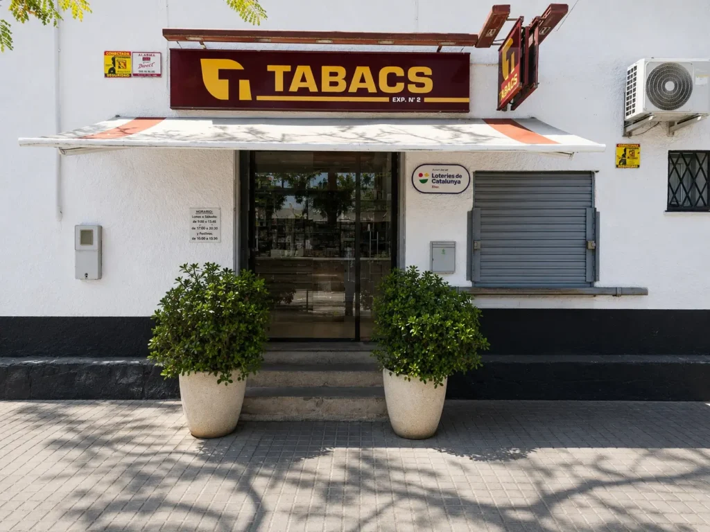 "Entrada del Estanc Tabacs Exp. Nº 2 de Castelldefels, ubicado en Passeig dels Til·lers, 1, un estanco de proximidad entre playa y montaña con fácil aparcamiento y atención cercana al cliente"