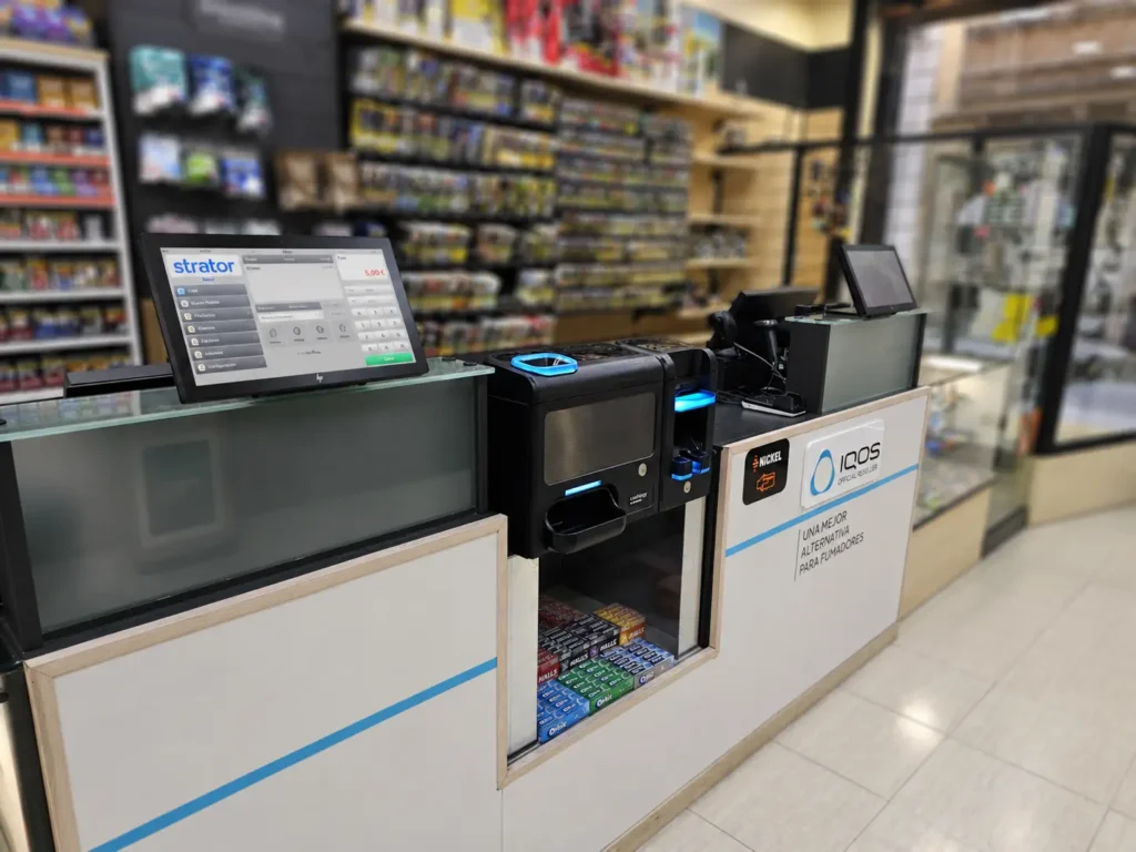 Zona de cajas de Tabacs Carmen 15 mostrando el sistema Cashlogy en primer plano y el segundo puesto de trabajo con Strator preparado para apoyar la operativa diaria del estanco.