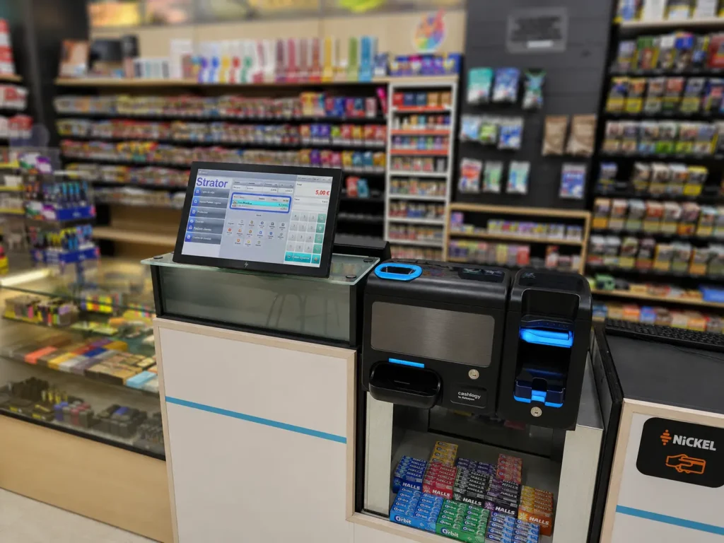 Sistema Cashlogy de gestión inteligente de efectivo instalado en la caja principal de Tabacs Carmen 15, integrado con Strator para agilizar el cobro y mejorar el control diario del efectivo.