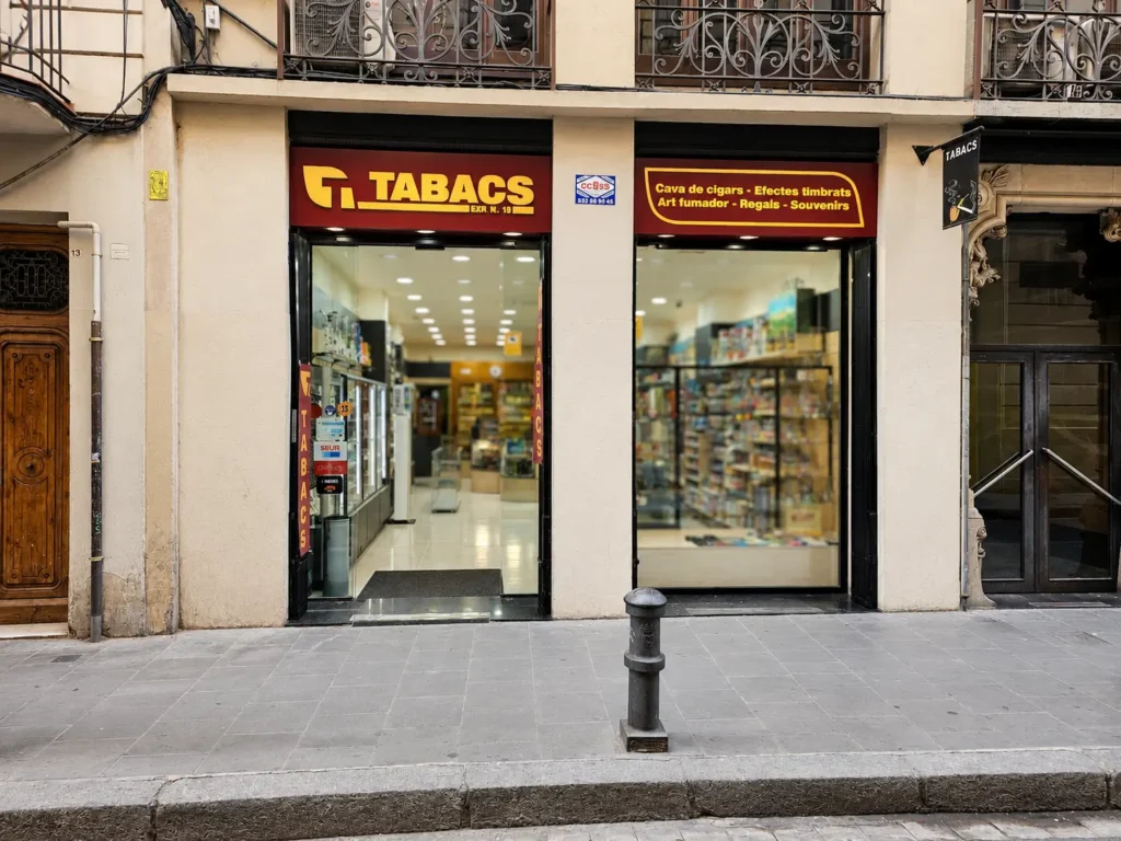 Entrada de Tabacs Carmen 15 en Barcelona, mostrando la fachada completa del estanco tras la implantación de Strator y los nuevos sistemas de gestión inteligente de efectivo.