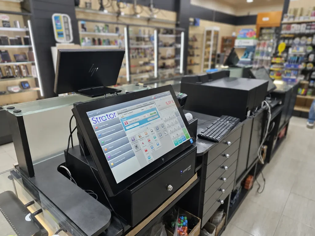 TPV Strator con Smarttill integrado en la caja de apoyo de Tabacs Carmen 15 para mejorar el control del efectivo y agilizar la operativa diaria del estanco.