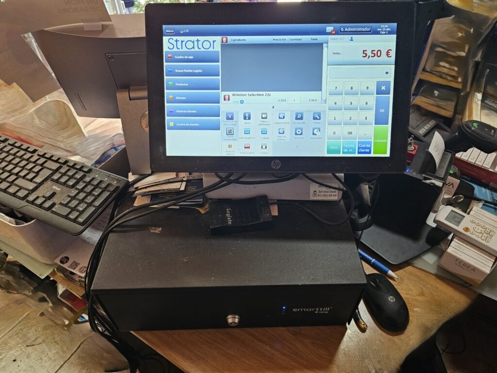 "TPV Strator y sistema SmartTill instalados en el mostrador del Estanc Tabacs Exp. Nº 2 de Castelldefels, integrados para la gestión de ventas, control de efectivo y cierre automático de caja"