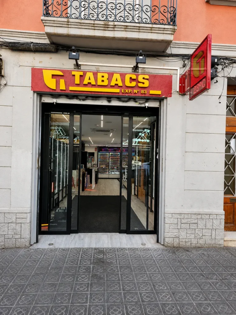 Tabacs Hospital Clinic (Barcelona-083) Nuevo espacio, misma operativa. Un traslado planificado para seguir abriendo cada día de 7:30 a 22:30, sin detener el servicio ni un solo momento.