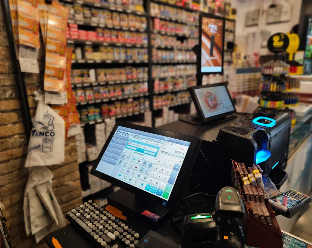 Sistema Strator integrado con Cashlogy en el mostrador del Estanco Marina 200 de Barcelona.